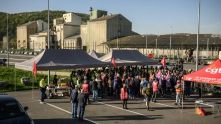 Des employés de l'usine de pâte à papier Fibre Excellence rassemblés devant le site de Saint-Gaudens, le 9 avril 2026 en Haute-Garonne