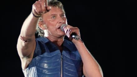 Le chanteur Johnny Hallyday au Parc des Princes à Paris, où il célèbre son 50e anniversaire, le 18 juin 1993
