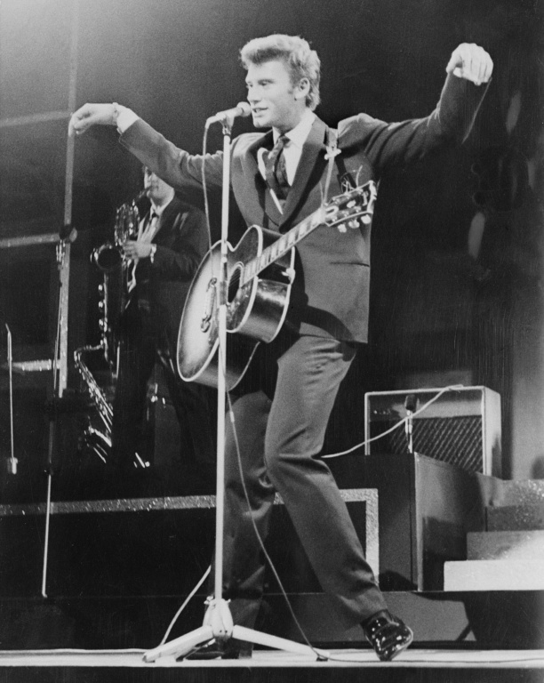 Le chanteur Johnny Hallyday lors d'une soirée organisée par une radio périphérique à Paris, 20 octobre 1962