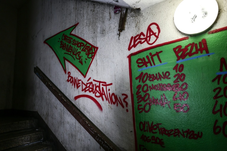 Des tarifs de stupéfiants peints sur le mur d'une cage d'escalier de la Cité des Oliviers à Marseille, le 9 décembre 2025 