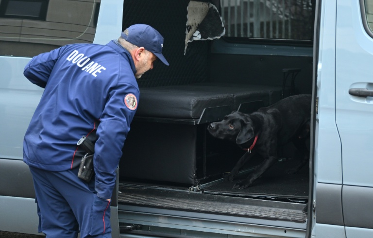 Un agent des douanes et son chien avant une opération antidrogue à Bayonne, le 22 janvier 2026 