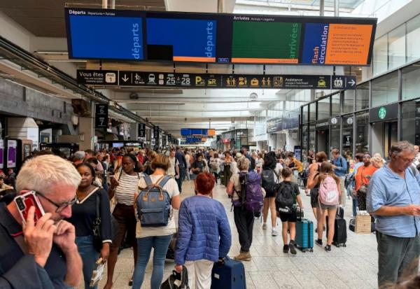 Des passagers patientent à la gare Montparnasse à Paris le 27 août 2026