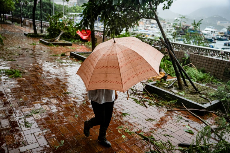 Des dégâts provoqués par le passage du super-typhon Ragasa à Hong Kong, le 24 septembre 2025