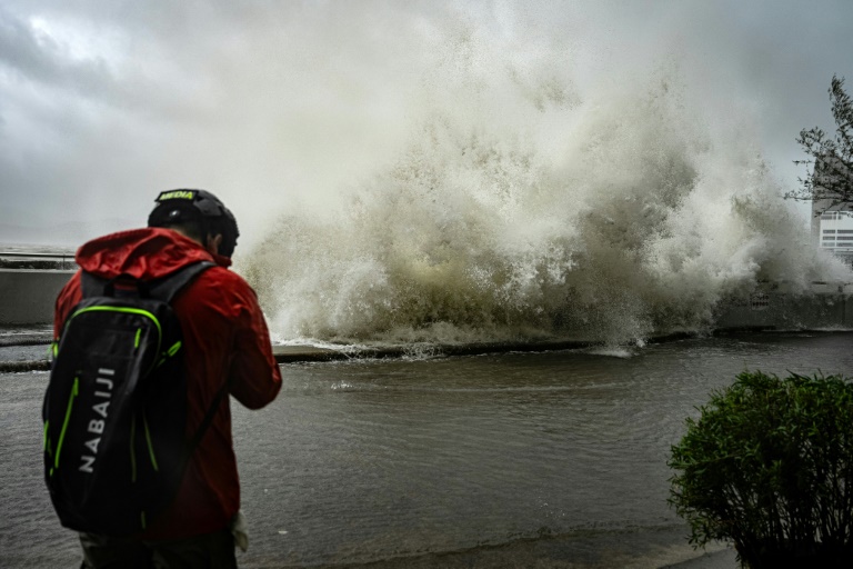 Des vagues s'écrasent sur une promenade le long de Heng Fa Chuen lors du passage du super-typhon Ragasa, le 24 septembre 2025 à Hong Kong