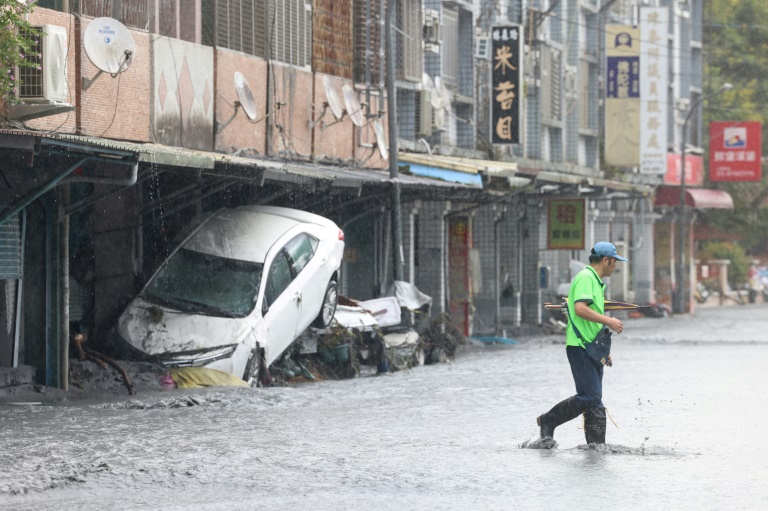 Une rue inondée à Hualien pendant le passage du super-typhon Ragasa, le 24 septembre 2025 à Taïwan