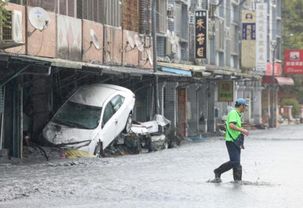 Une rue inondée à Hualien pendant le passage du super-typhon Ragasa, le 24 septembre 2025 à Taïwan