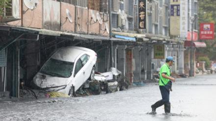 Une rue inondée à Hualien pendant le passage du super-typhon Ragasa, le 24 septembre 2025 à Taïwan