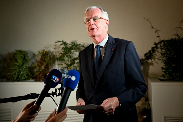 L'ancien Premier ministre Michel Barnier parle à la presse après le premier tour de la législative partielle dans la deuxième circonscription de Paris, le 21 septembre 2025