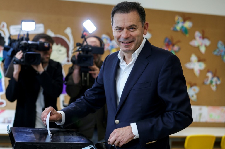 Le Premier ministre sortant, Luis Montenegro, vote lors des législatives, le 18 mai 2025 à Espiinho, au Portugal