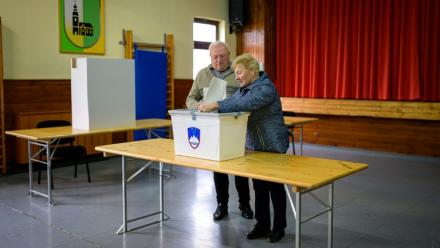 Un couple de personnes âgées vote aux élections législatives, le 22 mars 2026 à Arnace en Slovénie 