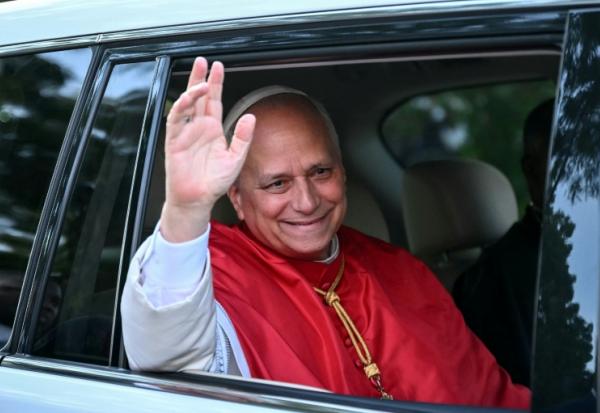 Le pape Léon XIV salue la foule à son arrivée à Luanda, le 20 avril 2026 en Angola