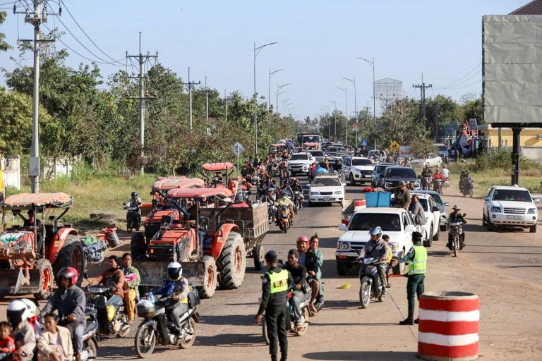 Photo diffusée par l'Agence Kampuchea Press (AKP), le 8 décembre 2025, montrant des habitants évacués après des affrontements le long de la frontière entre le Cambodge et la Thaïlande, dans la province d'Oddar Meanchey, au Cambodge