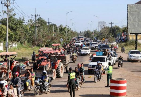 Photo diffusée par l'Agence Kampuchea Press (AKP), le 8 décembre 2025, montrant des habitants évacués après des affrontements le long de la frontière entre le Cambodge et la Thaïlande, dans la province d'Oddar Meanchey, au Cambodge