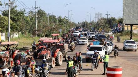 Photo diffusée par l'Agence Kampuchea Press (AKP), le 8 décembre 2025, montrant des habitants évacués après des affrontements le long de la frontière entre le Cambodge et la Thaïlande, dans la province d'Oddar Meanchey, au Cambodge