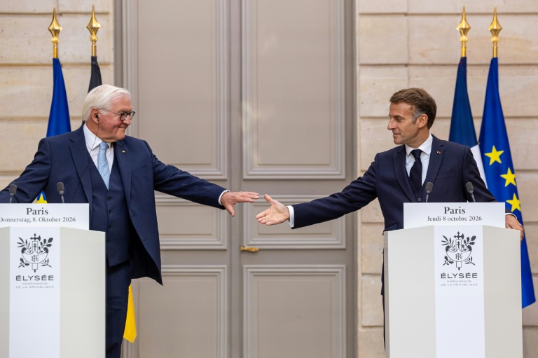 Emmanuel Macron (d) et le président allemand Frank-Walter Steinmeier à l'Elysée à Paris le 8 octobre 2026