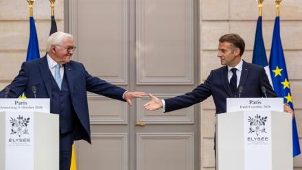 Emmanuel Macron (d) et le président allemand Frank-Walter Steinmeier à l'Elysée à Paris le 8 octobre 2026