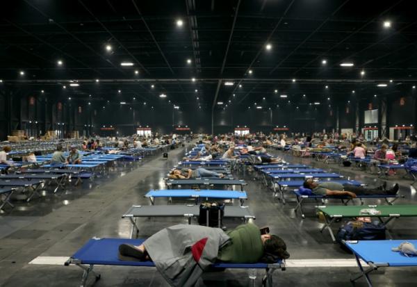 Des habitants locaux se reposent au Parc des Expositions de Bordeaux après avoir été évacués en raison des incendies de forêt dans la région, à Bordeaux, le 25 juillet 2026