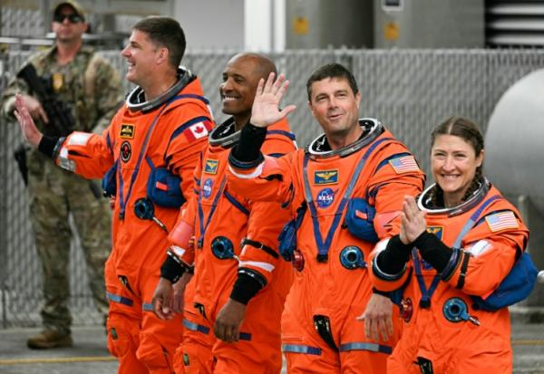 Les quatre astronautes de la mission Artémis 2 avant leur décollage, le 1er avril 2026 au Kennedy Space Center de Cap Canaveral (Floride)
