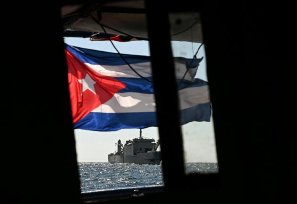Un navire de la marine mexicaine prêt à porter assistance au bateau Maguro faisant partie du convoi "Nuestra America" d'aide humanitaire à destination de Cuba, le 21 mars 2026 en mer des Caraïbes