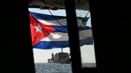 Un navire de la marine mexicaine prêt à porter assistance au bateau Maguro faisant partie du convoi "Nuestra America" d'aide humanitaire à destination de Cuba, le 21 mars 2026 en mer des Caraïbes