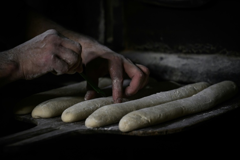 Remontée contre l'obligation de fermer un jour par semaine, la fédération des chaînes de boulangerie mène des actions en justice à travers la France au risque de diviser la profession au détriment des artisans boulangers