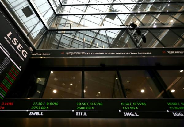 Des écrans à la Bourse de Londres le 28 avril 2026