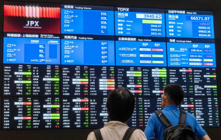 Des panneaux d'affichage électroniques indiquant les cours boursiers et les indicateurs économiques à la Bourse de Tokyo, le 1er juin 2026.
