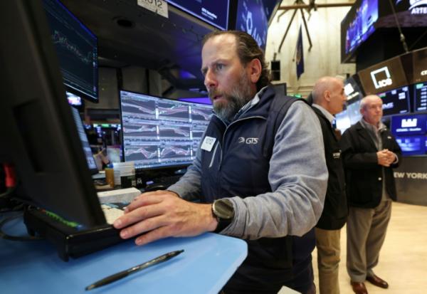 Des courtiers sur le parquet de la Bourse de New York (NYSE) lors de l'ouverture de la séance, à New York, le 30 avril 2026