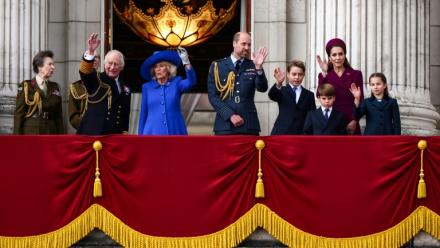 La famille royale salue depuis le balcon de Buckingham palace le 5 mai à Londres, après un défilé militaire au premier jour des célébrations du 80e anniveresaire de la fin de la Deuxième Guerre mondiale : de G à D la princesse Anne, le roi Charles, la reine Camilla, le prince William, son fils George, son fils Louis, son épouse Catherine et leur fille Charlotte.