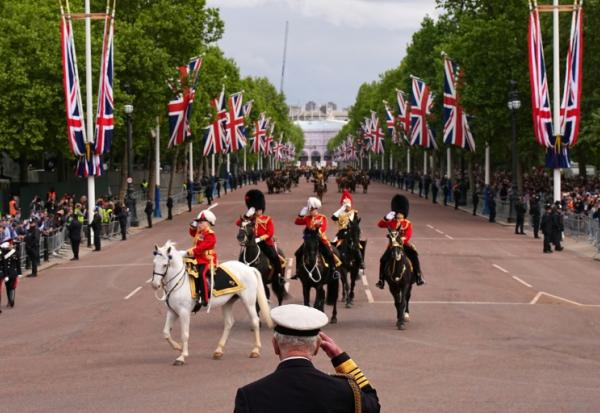 Le roi Charles III salue des participants au défilé militaire célébrant à Londres le 5 mai 2025 les 80 ans de la fin de la guerre en Europe en mai 1945. 