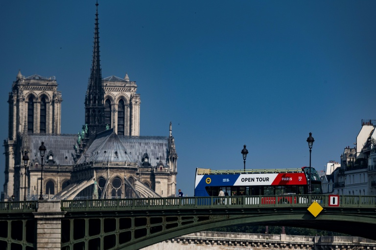Un bus touristique passe derrière la cathédrale Notre-Dame de Paris, le 20 mai 2018