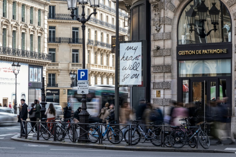 Une affiche à Paris, le 23 mars 2026, en prélude à la série de concerts de Céline Dion attendus à Paris cet automne