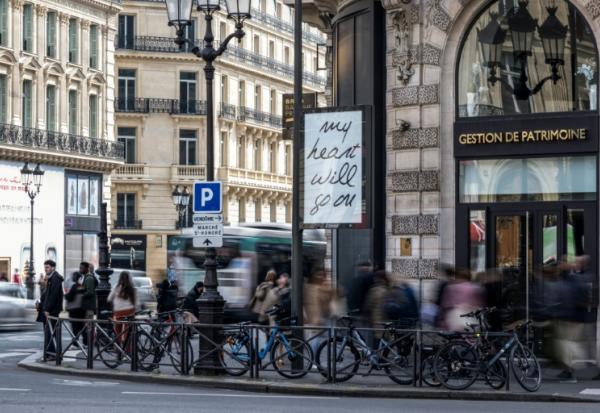 Une affiche à Paris, le 23 mars 2026, en prélude à la série de concerts de Céline Dion attendus à Paris cet automne