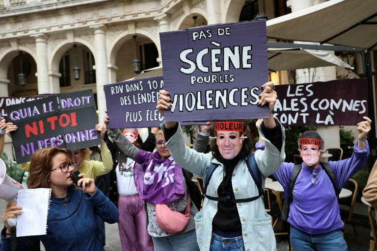 Des membres du collectif féministe « NousToutes » manifestent devant le théâtre Édouard VII le 3 juin 2026 à Paris pour exiger le retrait du chanteur Patrick Bruel de toutes ses représentations