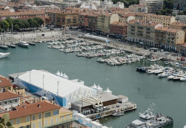 Une vue du port et d'un des bâtiments destinés à accueillir la 3e Conférence des Nations unies pour l'Océan, à Nice, le 2 juin 2025