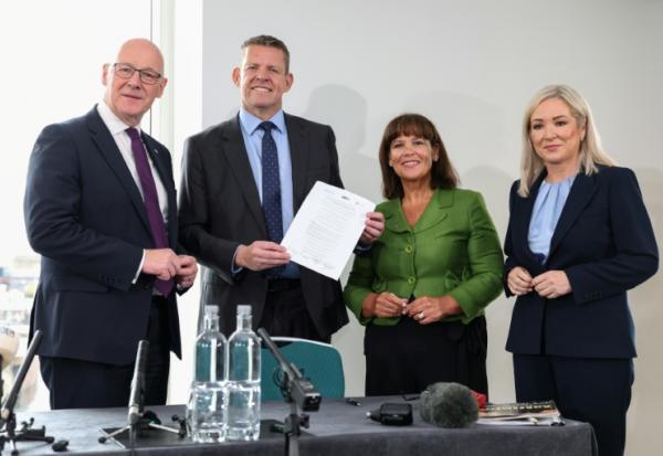De gauche à doite le Premier ministre écossais John Swinney, le Premier ministre gallois Rhun ap Iorwerth, la présidente du Sinn Féin nord-irlandais Mary Lou McDonald et la Première ministre nord-irlandaise Michelle O'Neill, à Cardiff, au pays de Galles, le 14 septembre 2026