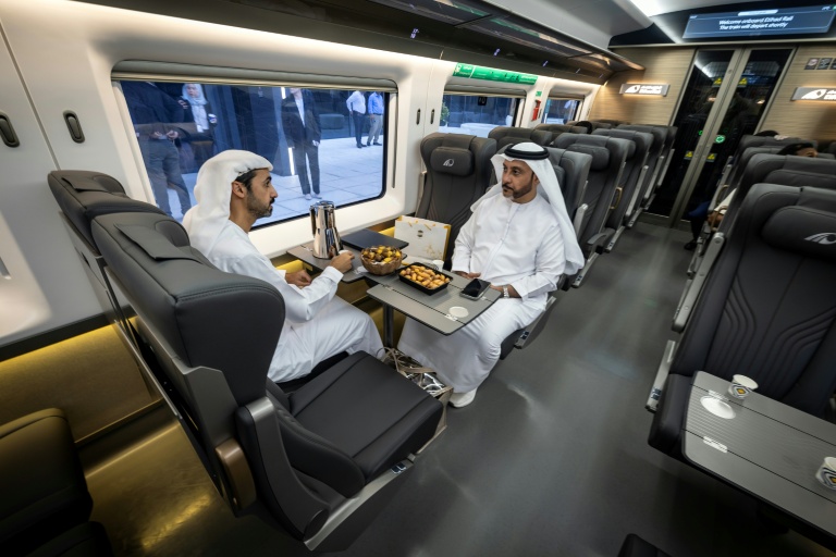 Des passagers dans le premier train de voyageurs de la compagnie Etihad Rail, le 30 juin 2026 aux Emirats arabes unis