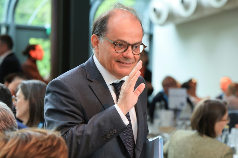 Emmanuel Moulin, gouverneur de la Banque de France, salue la foule lors du 8e Paris Finance Forum (PFF) organisé au Pavillon Gabriel, à Paris, le 9 juin 2026