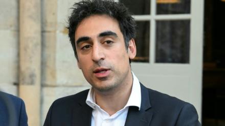 Le président de la Confédération générale des petites et moyennes entreprises (CPME), Amir Reza-Tofighi, s'adresse à la presse devant l'Hôtel Matignon, à Paris, le 24 juin 2025