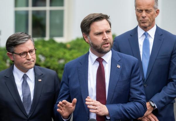 Le vice-président américain JD Vance parle à la presse aux côtés du chef républicain de la Chambre des représentants Mike Johnson (à gauche) et du chef de la majorité républicaine au Sénat John Thune, devant la Maison Blanche à Washington, le 29 septembre 2025