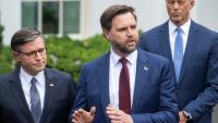 Le vice-président américain JD Vance parle à la presse aux côtés du chef républicain de la Chambre des représentants Mike Johnson (à gauche) et du chef de la majorité républicaine au Sénat John Thune, devant la Maison Blanche à Washington, le 29 septembre 2025
