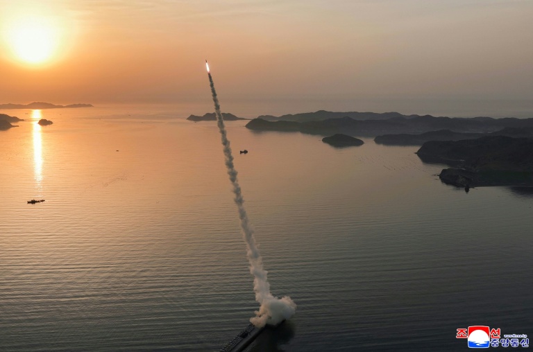 Cette photographie du 19 avril 2026 réalisée par l'agence nationale de presse officielle KCNA de la Corée du Nord et diffusée le 20 avril 2026 montre un test de missile balistique dans un lieu non précisé du pays