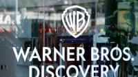 Le logo du studio hollywoodien Warner Bros Discovery à Culver City, le 5 décembre 2025 en Californie