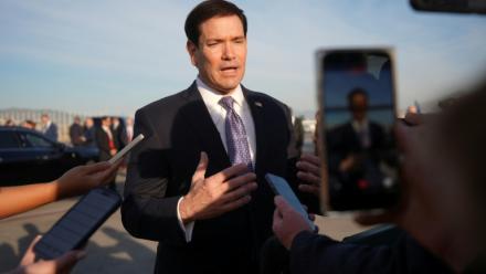Le secrétaire d'Etat américain Marco Rubio s'adresse à la presse à l'aéroport d'Athènes avant de prendre l'avion pour le Portugal, le 8 octobre 2026 en Grèce