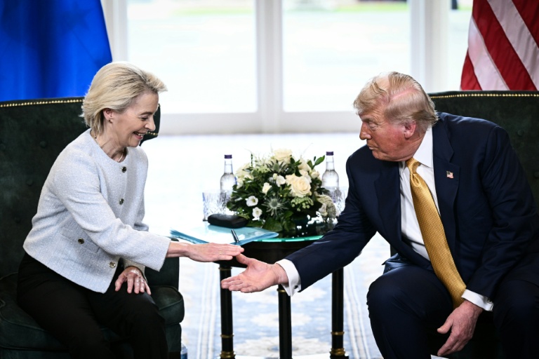 Le président américain Donald Trump (D) et la présidente de la Commission européenne Ursula von der Leyen (G) annoncent un accord douanier à Turnberry en Ecosse le 27 juillet 2025 