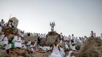 Des pèlerins musulmans prient sur le mont Arafat, étape phare du grand pèlerinage à La Mecque, le 26 mai 2026 en Arabie saoudite