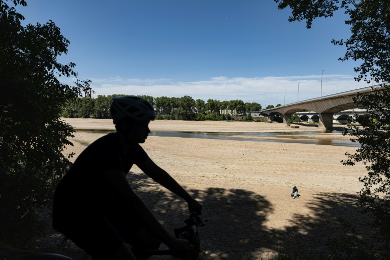 Un cycliste le long de la Loire en partie asséchée à Orléans le 20 juillet 2026