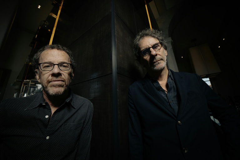 Les réalisateurs américains Ethan Coen (à gauche) et Joel Coen (à droite), avant de recevoir le Prix Lumière 2026 à Lyon, le 15 octobre 2026