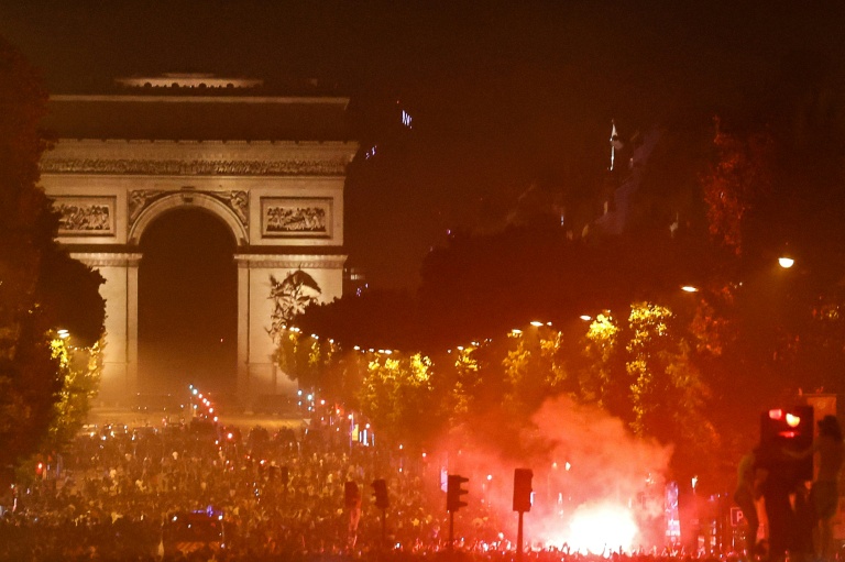 Des supporters du PSG réunis sur les Champs-Elysées dans la nuit après la victoire en finale de la Ligue des champions, le 30 mai 2026 à Paris