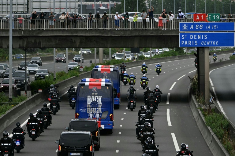 Le bus des joueurs du PSG escortés entre l'aéroport de Roissy et la capitale, au lendemain de leur victoire en finale de la Ligue des champions, le 31 mai 2026